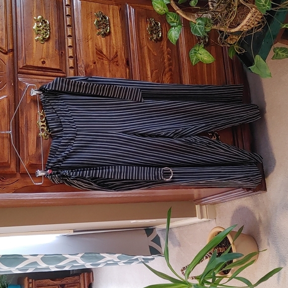 2/$30 Jennifer Lopez Striped Capri Pants - Picture 2 of 7